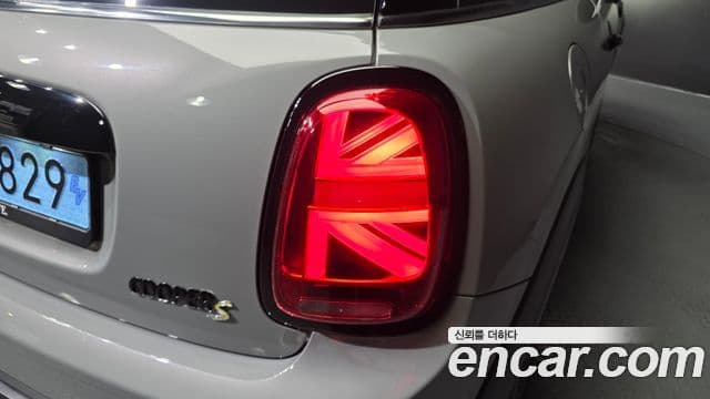 Mini Cooper Electric 2022 — ფოტო 23/30