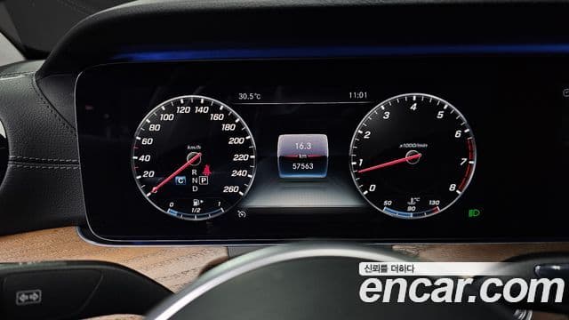 Mercedes-Benz E-Class 2019 — ფოტო 8/20