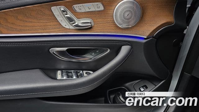 Mercedes-Benz E-Class 2019 — ფოტო 13/20