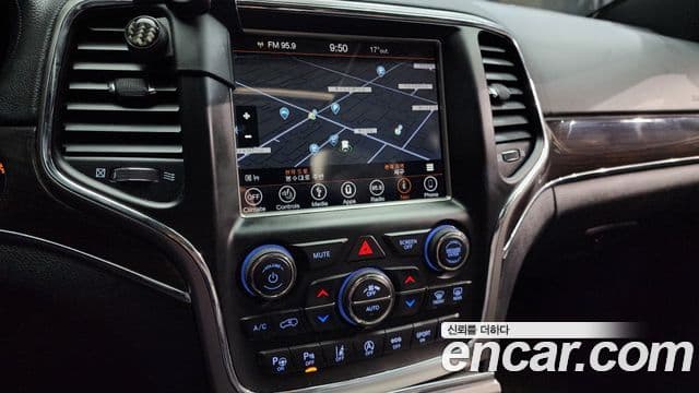 Jeep Grand Cherokee 2018 — ფოტო 14/20