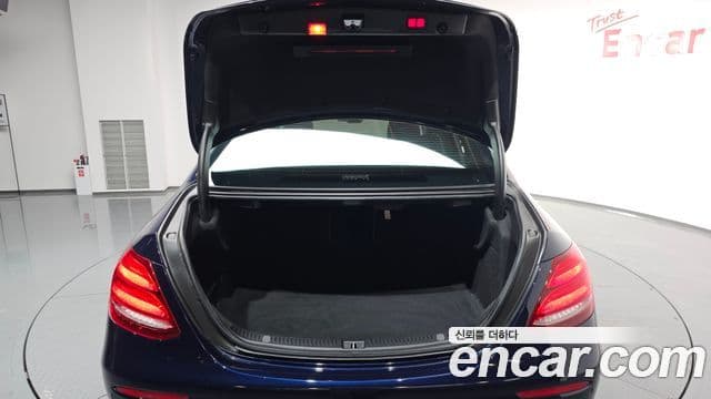Mercedes-Benz E-Class 2018 — ფოტო 20/20