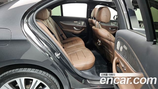 Mercedes-Benz E-Class 2022 — ფოტო 16/20