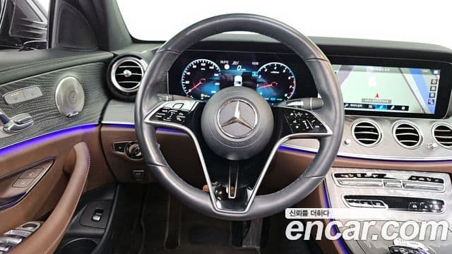Mercedes-Benz E-Class 2022 — ფოტო 8/20