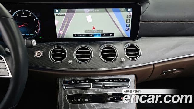 Mercedes-Benz E-Class 2022 — ფოტო 20/20