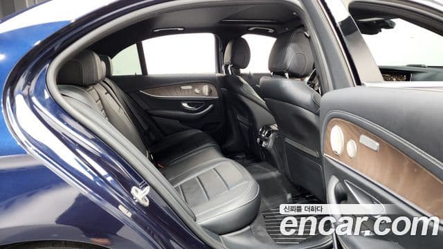 Mercedes-Benz E-Class 2021 — фото 12 из 20