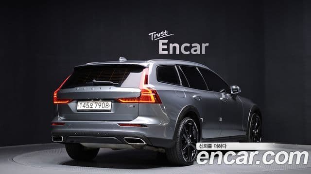 Volvo V60 Cross Country 2020 — Фото 2/20