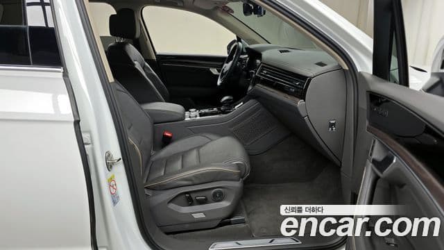 Volkswagen Touareg 2022 — ფოტო 10/20