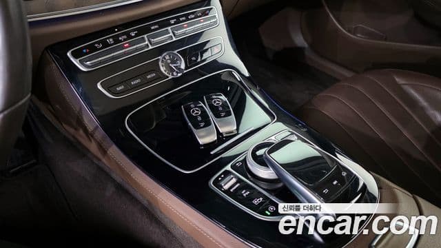 Mercedes-Benz E-Class 2019 — ფოტო 17/20