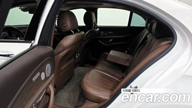 Mercedes-Benz E-Class 2019 — ფოტო 20/20