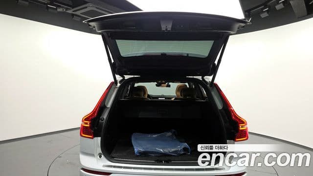 Volvo XC60 2022 — ფოტო 20/20