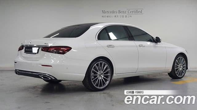 Mercedes-Benz E-Class 2022 — ფოტო 14/20