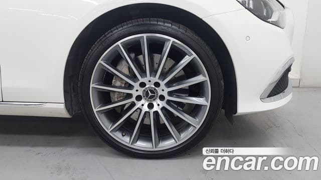 Mercedes-Benz E-Class 2022 — ფოტო 16/20