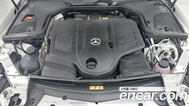 Mercedes-Benz E-Class 2022 — ფოტო 17/20