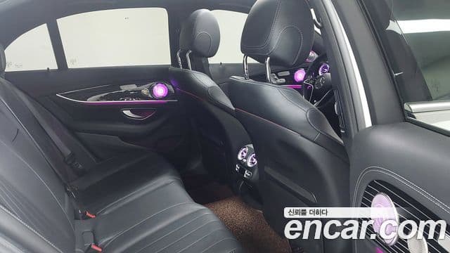 Mercedes-Benz E-Class 2022 — ფოტო 7/20