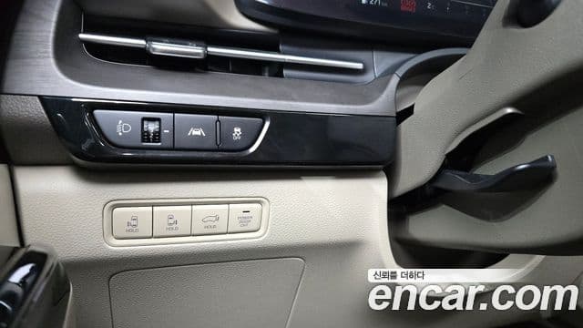 Kia Carnival 2023 — ფოტო 17/20
