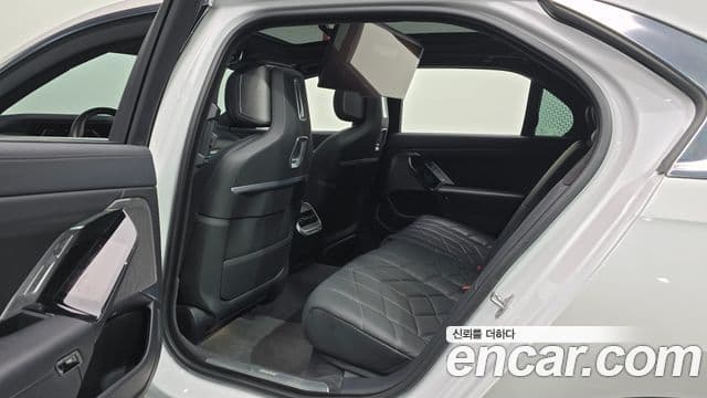 BMW 7 Series 2023 — фото 12 из 20