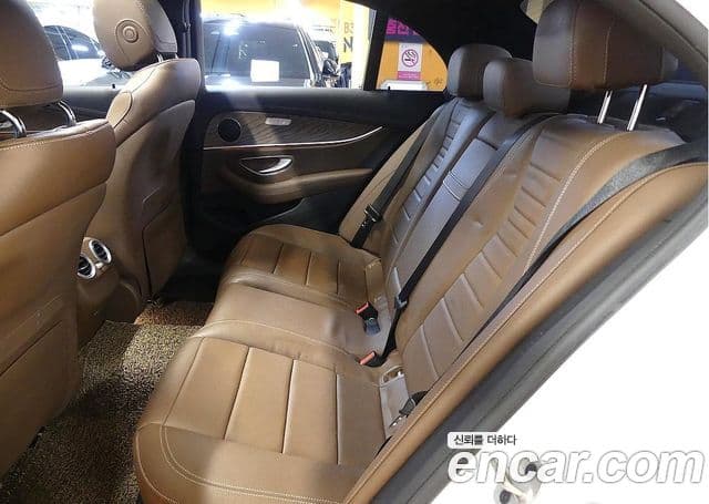 Mercedes-Benz E-Class 2023 — Şəkil 18/20
