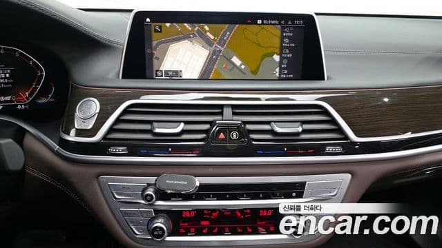 BMW 7 Series 2021 — фото 14 из 20