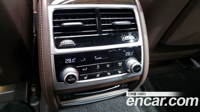 BMW 7 Series 2021 — фото 18 из 20