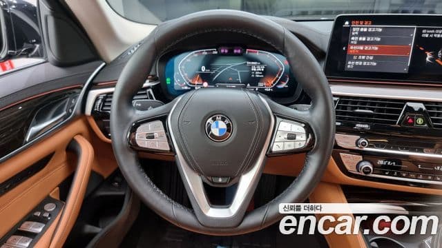 BMW 5 Series 2023 — фото 13 из 20