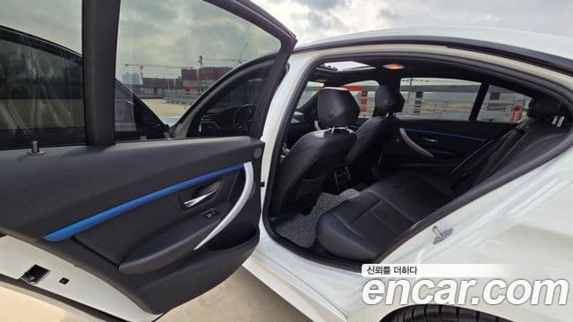 BMW 3 Series 2018 — Şəkil 14/20