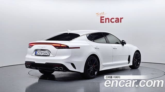 Kia Stinger 2022 — ფოტო 2/20
