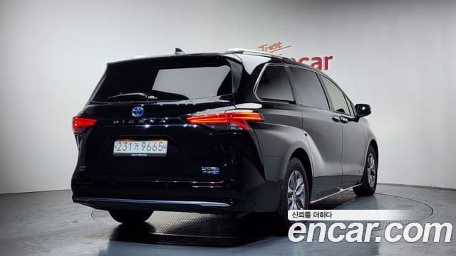 Toyota Sienna 2021 — ფოტო 2/20