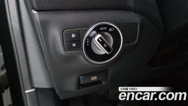 Mercedes-Benz GLA-Class 2018 — Şəkil 18/20