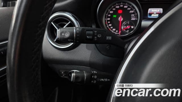 Mercedes-Benz GLA-Class 2018 — Şəkil 19/20
