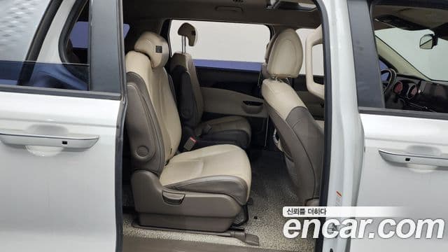 Kia Carnival 2021 — ფოტო 12/20