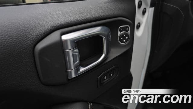 Jeep Wrangler 2022 — ფოტო 14/20