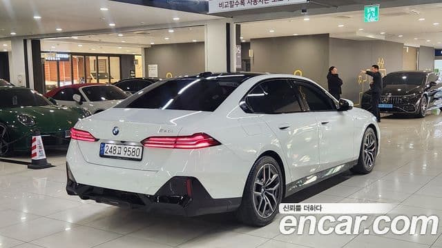 BMW 5 Series 2023 — Photo 19/20