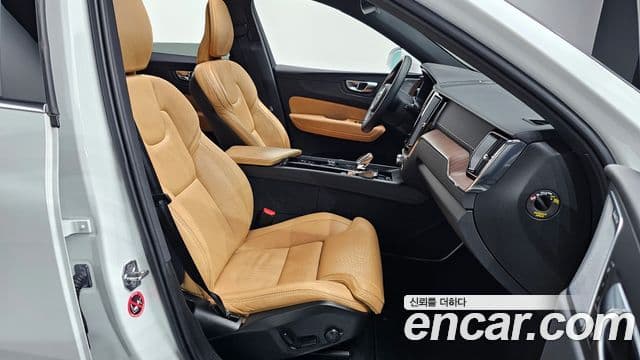 Volvo XC60 2021 — ფოტო 10/20
