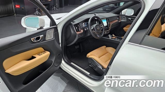 Volvo XC60 2021 — ფოტო 11/20