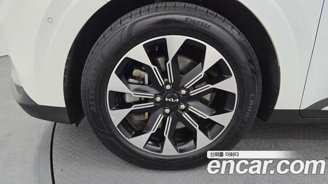 Kia Carnival 2023 — ფოტო 5/20