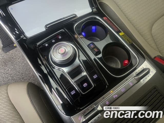 Kia Carnival 2021 — ფოტო 8/20