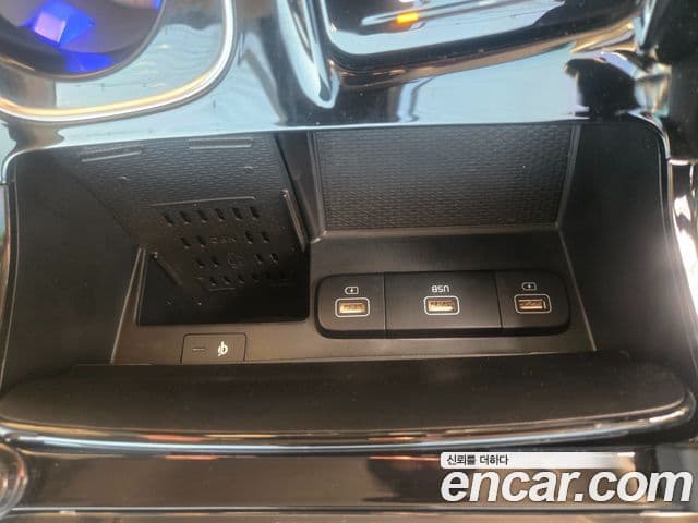 Kia Carnival 2021 — ფოტო 16/20