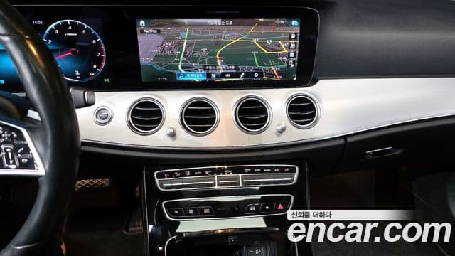 Mercedes-Benz E-Class 2021 — фото 14 из 20