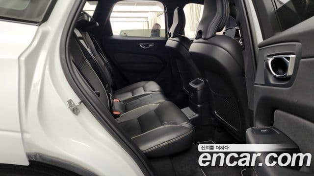 Volvo XC60 2021 — Şəkil 12/20