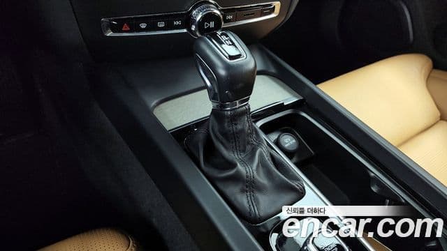 Volvo S60 2019 — ფოტო 9/20
