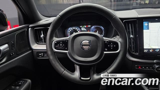 Volvo XC60 2021 — ფოტო 13/20