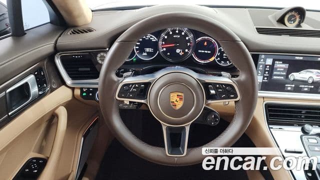 Porsche Panamera 2019 — ფოტო 13/20