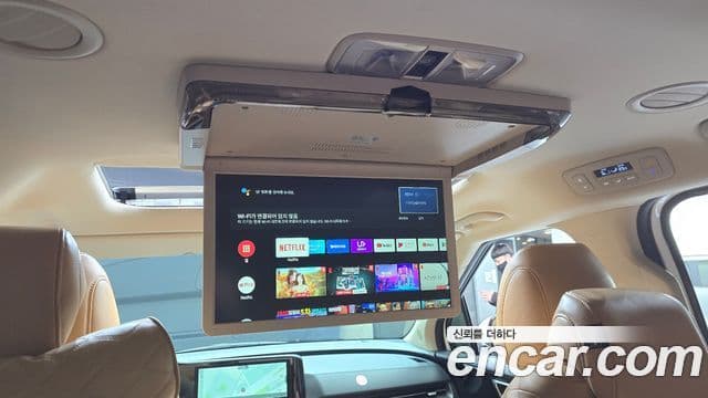 Kia Carnival 2023 — ფოტო 18/20
