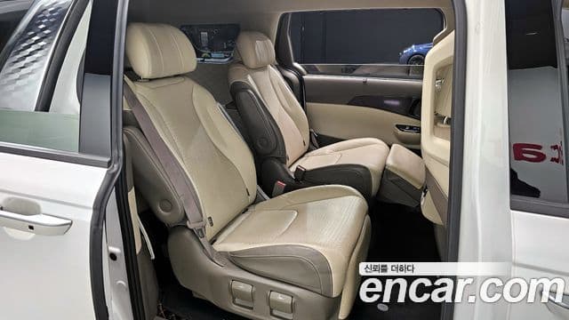 Kia Carnival 2021 — фото 12 из 20