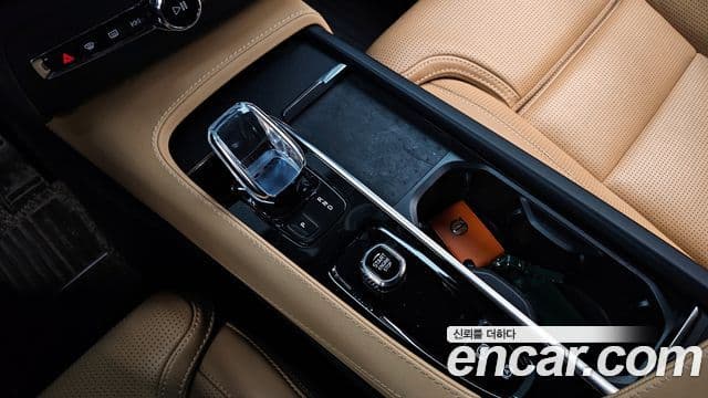 Volvo XC90 2022 — ფოტო 9/20