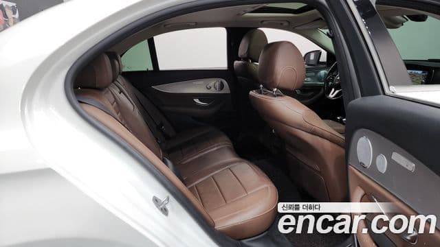 Mercedes-Benz E-Class 2018 — фото 12 из 20