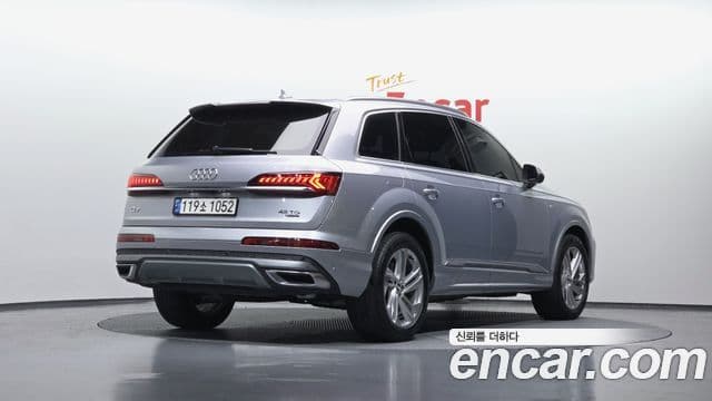 Audi Q7 2021 — ფოტო 2/20