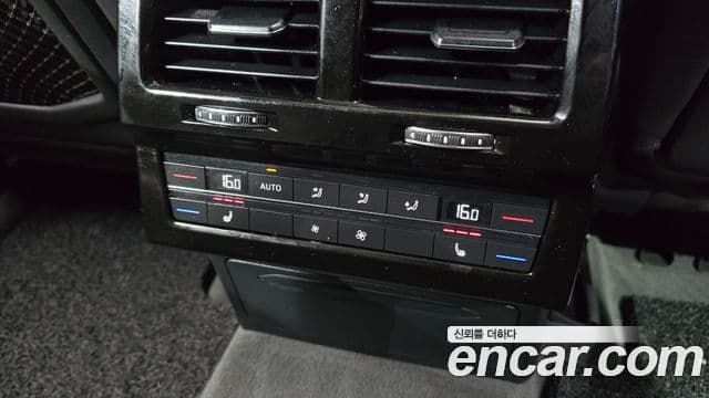 Volkswagen Touareg 2023 — Şəkil 19/20