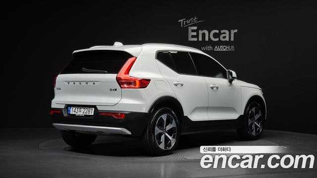 Volvo XC40 2023 — ფოტო 2/20