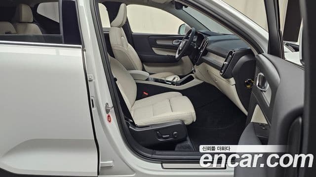 Volvo XC40 2023 — фото 11 из 20
